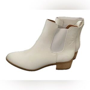 Ccocci White Faux Leather Boots. Size 8.